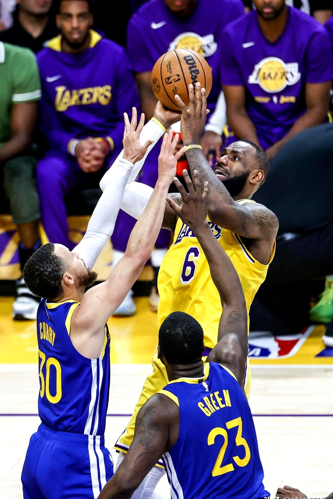 掘金险胜雄鹿，詹姆斯带队取胜