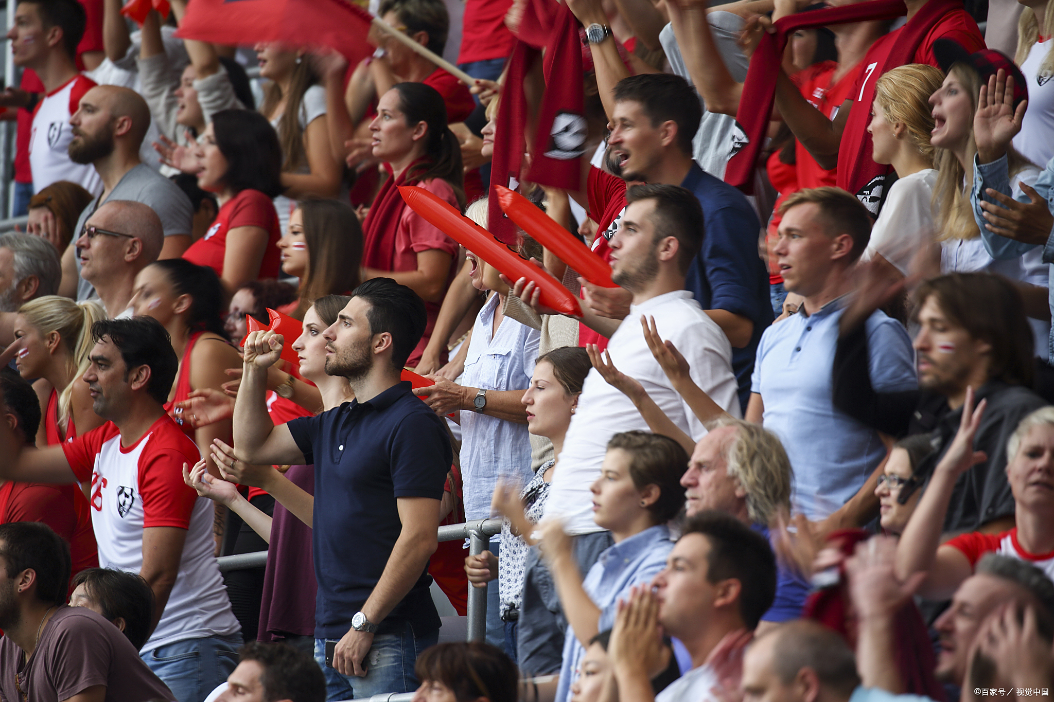 球迷疯狂庆祝胜利，球场一片歌声