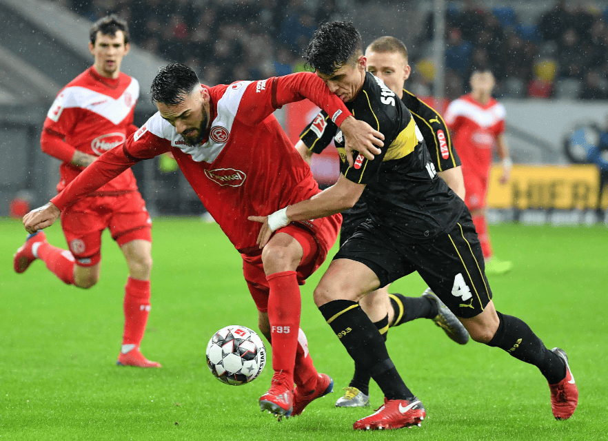 沙尔克04全面获胜，积分登顶