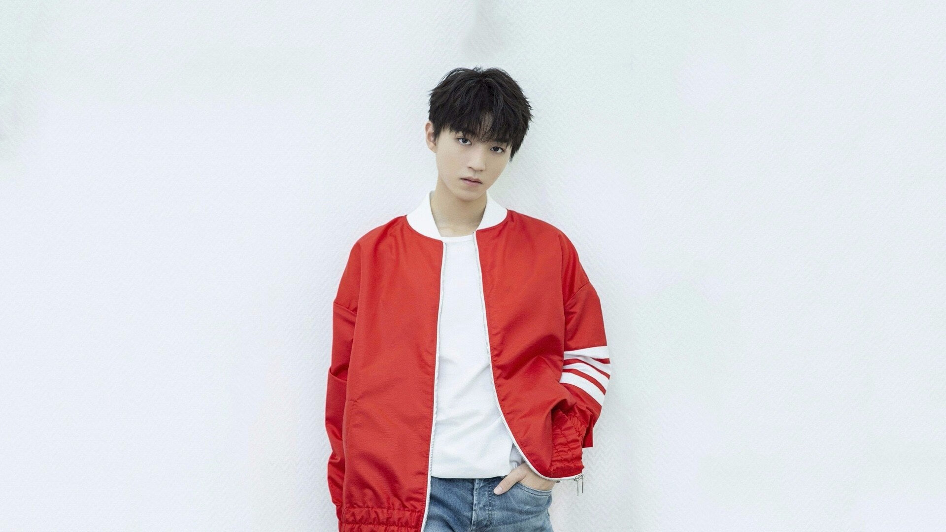 爱游戏在线-勒克莱尔临危受命领军红牛二队，奇迹之夜轻取法拉利夺胜